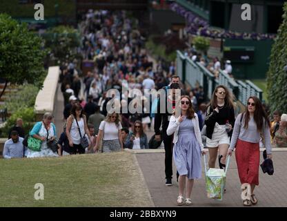 London, Großbritannien. Juli 2019. Das am 9. Juli 2019 aufgenommene Dateifoto zeigt Zuschauer, die am 8. Tag der Tennisweltmeisterschaften 2019 in Wimbledon in London, Großbritannien, ankommen. Das diesjährige Wimbledon wurde aufgrund der Bedenken im Bereich der öffentlichen Gesundheit im Zusammenhang mit der anhaltenden COVID-19-Pandemie gestrichen, teilte der All England Club (AELTC) nach einer Notfallsitzung am Mittwoch mit. Credit: Han Yan/Xinhua/Alamy Live News Stockfoto