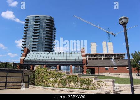 Genoa Park Spaziergang Weg, Bezirk Gericht Haus Gebäude, Columbus City Straßen, Schiene Straße Brücke Rahmen grüne Bäume an einem sonnigen Frühlingstag Stockfoto