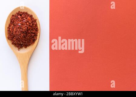 Aleppo Peppers auf einem Holzlöffel Stockfoto