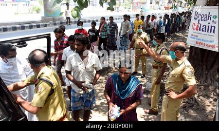 Kochi, Indien. April 2020. Die Menschen warten in der Reihe, während der landesweiten Sperrzeit kostenlose Lebensmittel zu erhalten, um die Verbreitung des neuartigen Coronavirus in Kochi, Indien, am 1. April 2020 einzudämmen. Kredit: Str/Xinhua/Alamy Live News Stockfoto