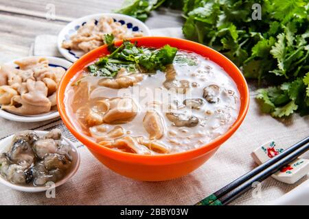 Auster- und Schweinedarm Vermicelli ist ein beliebtes Lebensmittel in Taiwan. （ Taiwan Street Food） Stockfoto