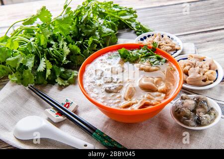 Auster- und Schweinedarm Vermicelli ist ein beliebtes Lebensmittel in Taiwan. （ Taiwan Street Food） Stockfoto