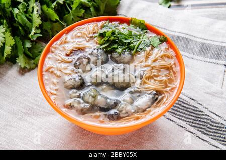 Auster vermicelli ist ein köstliches Essen in Taiwan. Es besteht aus Austern und dünnen Nudeln. Stockfoto