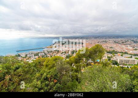 Blick vom Mont-Boron-Aussichtspunkt über die Altstadt, das Mittelmeer, den Hafen und den Burghügel an der Riviera von Südfrankreich. Stockfoto