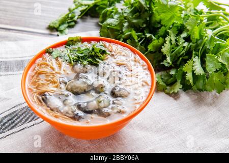 Auster vermicelli ist ein köstliches Essen in Taiwan. Es besteht aus Austern und dünnen Nudeln. Stockfoto