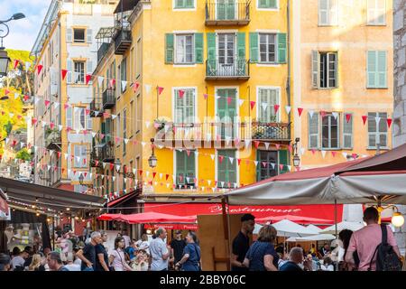 Ein belebter, überfüllter Platz am Rossetti Platz mit Geschäften und Cafés in der Altstadt von Vieux Nice, Frankreich, an der Riviera. Stockfoto