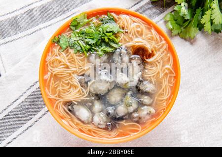 Auster vermicelli ist ein köstliches Essen in Taiwan. Es besteht aus Austern und dünnen Nudeln. Stockfoto