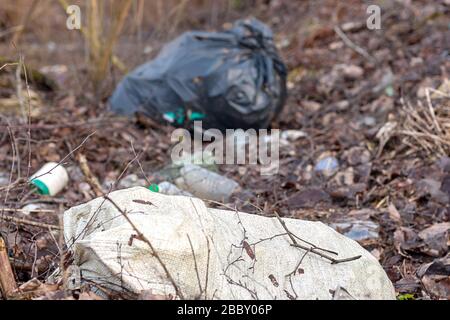 Tüten mit Müll im Wald Stockfoto