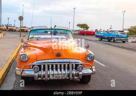 Amerikanische Oldtimer aus den 50er Jahren in den Straßen von Havanna Stockfoto