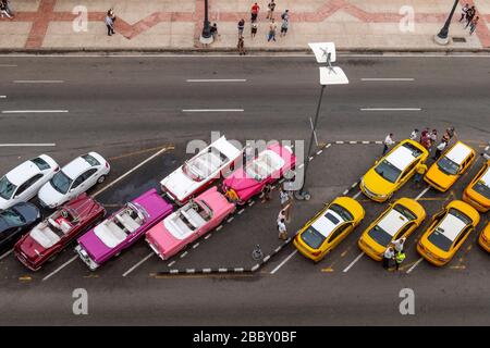 Amerikanische Oldtimer aus den 50er Jahren in den Straßen von Old Habana geparkt Stockfoto