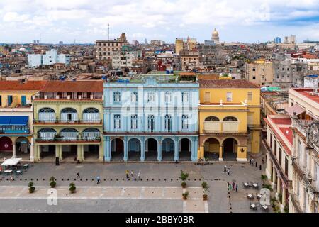 Blick vom Dach des Camara Obscura auf die Plaza Vieja und Havanna Stockfoto