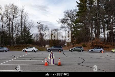 Chelmsford, Massachusetts, USA. April 2020. Pater Brian Mahoney bei der Drive-Up-Confessions auf dem Parkplatz der katholischen St. Mary Kirche während der Covid-19-Pandemie in Chelmsford. Kredit: Aflo Co. Ltd./Alamy Live News Stockfoto