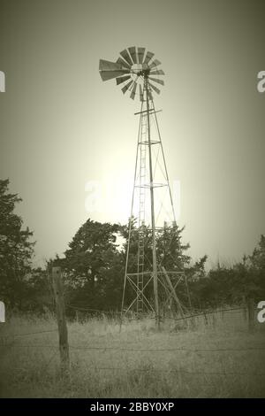 Altes Foto einer alten Windmühle in Nebraska Ackerland Scape Stockfoto