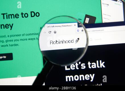 Montreal, Kanada - 08. März 2020: Robinhood App und Logo auf dem Bildschirm. Robinhood Finanzdienstleistungsunternehmen. Das Unternehmen bietet mobile App und Website t an Stockfoto
