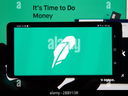 Montreal, Kanada - 08. März 2020: Robinhood App und Logo auf dem Bildschirm. Robinhood Finanzdienstleistungsunternehmen. Das Unternehmen bietet mobile App und Website t an Stockfoto