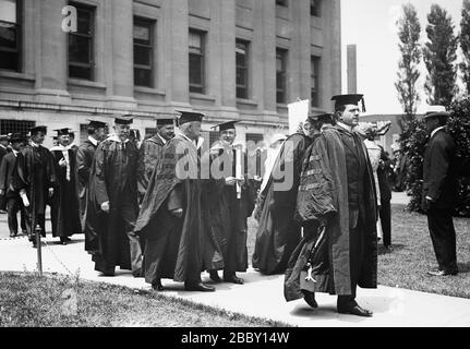 Alumni am 4. Juni 1913 Beginn der Columbia University, darunter Dr. Alexis Carrel im Zentrum mit dem Gesicht zur Kamera Stockfoto