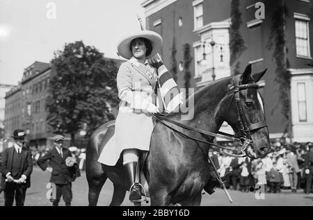 Suffragisten und Rechtsanwältin Inez Milholland Boissevain (1886-1916) bei einer Frauenwahlparade in New York City, 3. Mai 1913 Stockfoto