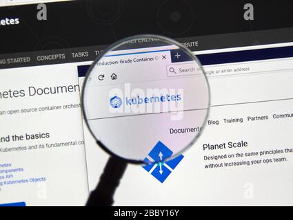Montreal, Kanada - 08. März 2020: Offizielle Website und Logo von Kubernetes. Kubernetes ist ein Open-Source-Container-Orchestrierungssystem zur Automatisierung von Anwendungen Stockfoto