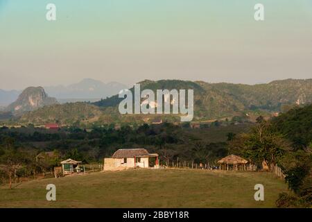 Berge bei Sonnenuntergang, Vinales, Provinz Pinar del Rio, Kuba Stockfoto