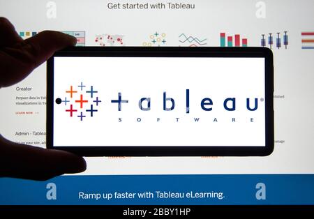 Montreal, Kanada - 08. März 2020: Tableau-Anwendung und Logo auf android-handy über ein Diagramm. Tableau Software ist ein amerikanischer interaktiver Data VI Stockfoto