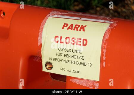 APRIL 2020, INVERNESS, FL: Barrikaden mit Schildern, die "Park Closed" lesen, wegen COVID-19-Barzugang zu den öffentlichen Parks von Inverness "bis auf weiteres". Stockfoto