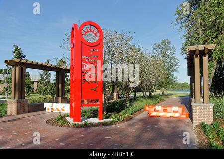 APRIL 2020, INVERNESS, FL: Barrikaden mit Schildern, die "Park Closed" lesen, wegen COVID-19-Barzugang zu den öffentlichen Parks von Inverness "bis auf weiteres". Stockfoto