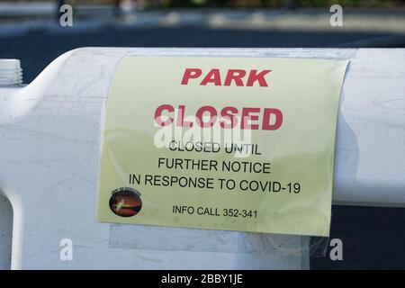 APRIL 2020, INVERNESS, FL: Barrikaden mit Schildern, die "Park Closed" lesen, wegen COVID-19-Barzugang zu den öffentlichen Parks von Inverness "bis auf weiteres". Stockfoto
