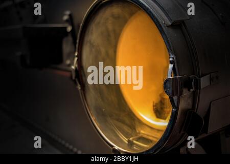 Eine alte Lampe aus einer Dampflok strahlt uns auf den richtigen Weg. Retro Licht in den vorderen Teil des Zuges. Stockfoto