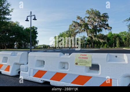 APRIL 2020, INVERNESS, FL: Barrikaden mit Schildern, die "Park Closed" lesen, wegen COVID-19-Barzugang zu den öffentlichen Parks von Inverness "bis auf weiteres". Stockfoto