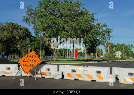 APRIL 2020, INVERNESS, FL: Barrikaden mit Schildern, die "Park Closed" lesen, wegen COVID-19-Barzugang zu den öffentlichen Parks von Inverness "bis auf weiteres". Stockfoto