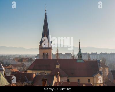 Die Skyline des Glockenturms auf der Dachterrasse der St. James Kirche im Stadtzentrum von Laibach, Slowenien Stockfoto