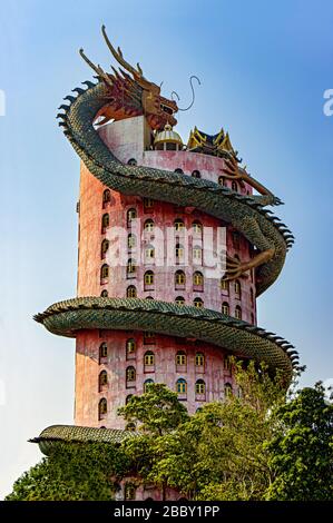 Der rosarote Turm mit dem riesigen Drachen im Wat SamPhran - Drachentempel, Nakhon Pathom, Thailand Stockfoto