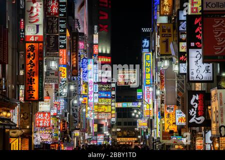 TOKIO, JAPAN - 24. NOVEMBER 2019: Nachtleben und viele Plakate im Kabukicho-Bezirk - der berühmteste Ort der Touristen namens Shinjuku - Tokio, J. Stockfoto