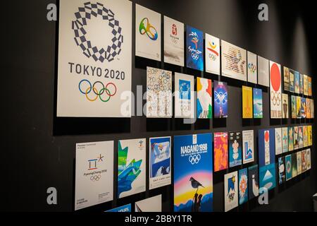 TOKIO, JAPAN - 26. NOVEMBER 2019: Die Mauer der vorherigen Olympischen Spiele und das Plakat Japan Olympic 2020 im Olympischen Museum Japan. Stockfoto