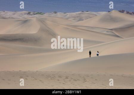 2 Personen wandern, Mesquite Flat Sand Dunes, Death Valley National Park, Kalifornien Stockfoto