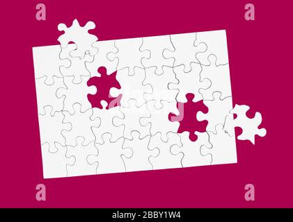 Leeres weißes Puzzle mit zwei fehlenden Teilen isoliert auf dunkelrosa Stockfoto