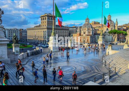 Blick auf italienische Flaggen und Piazza Venezia vom Vittorio Emmanuele II Monument. Rom, Italien Stockfoto