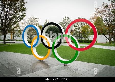 TOKIO, JAPAN - 26. NOVEMBER 2019: Fünf Olympische Ringe im japanischen Olympiamuseum Shinjuku - Tokio, Japan Stockfoto