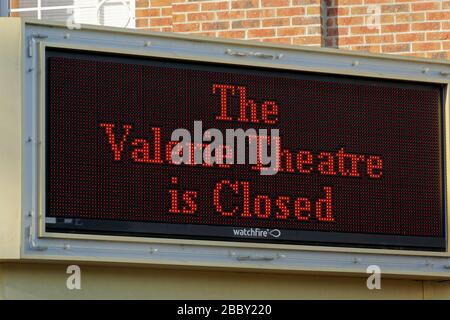 APRIL 2020, INVERNESS, FL: Dieses historische Kino in der Innenstadt, The Valerie, ist wegen COVID-19 bis auf weiteres geschlossen. Stockfoto