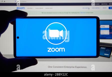 Montreal, Kanada - 22. März 2020: Zoom App und Logo auf dem Bildschirm. Zoom Communications ist ein Unternehmen für Remote-Konferenzdienste. Es stellt eine Remote-Konferenz bereit Stockfoto