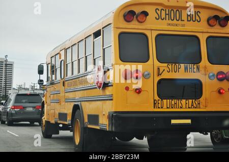 Rückansicht des Schulbusses auf der Straße Stockfoto