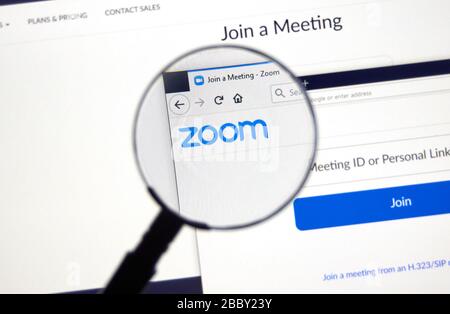 Montreal, Kanada - 22. März 2020: Offizielle Website und Logo zoomen. Zoom Communications ist ein Unternehmen für Remote-Konferenzdienste. Es bietet eine Fernbedienung c Stockfoto