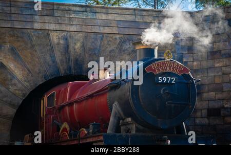 OSAKA, JAPAN - 28. NOVEMBER 2019: Hogswarts Express-Zug zur Hogwarts-Schule in den Universal Studios Japan Stockfoto