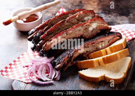 Grillrippen mit roter Zwiebel Stockfoto