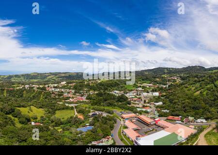 Luftaufnahme Santa Elena Stadt, Tor zu den Nebelwäldern von Zentral Costa Rica und nächste Stadt zum berühmten Monteverde Cloud Forest Reserve. Stockfoto