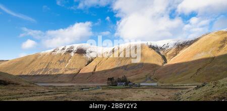 Talla Reservoir am Nachmittag Spätwinter Licht. Schottische Grenzen. Schottland. Panorama Stockfoto