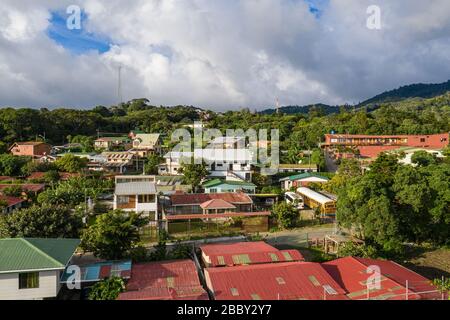 Luftaufnahme Santa Elena Stadt, Tor zu den Nebelwäldern von Zentral Costa Rica und nächste Stadt zum berühmten Monteverde Cloud Forest Reserve. Stockfoto