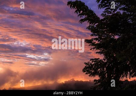 Bunte Wolken bei Sonnenuntergang über Santa Elena, Tor zu den Nebelwäldern von Zentral-Costa Rica und dem berühmten Monteverde Cloud Forest Reserve. Stockfoto