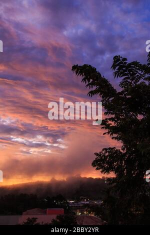Bunte Wolken bei Sonnenuntergang über Santa Elena, Tor zu den Nebelwäldern von Zentral-Costa Rica und dem berühmten Monteverde Cloud Forest Reserve. Stockfoto