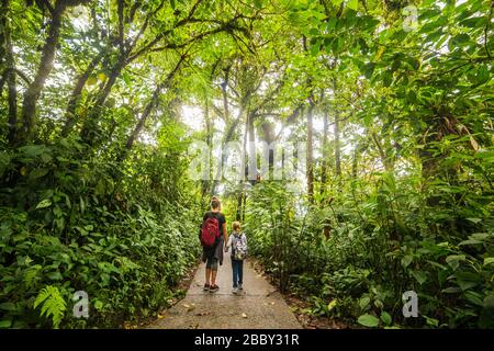 Mutter und Tochter wandern gemeinsam die Wege im Santa Elena Cloud Forest Reserve in Monteverde, Costa Rica. Stockfoto